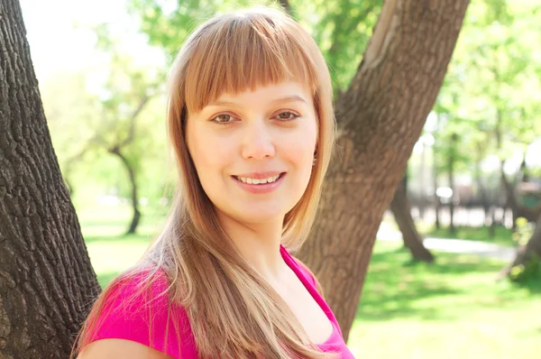 Portret van een vrouw in een zomer park — Stockfoto