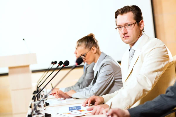 Gli uomini d'affari comunicano alla conferenza — Foto Stock