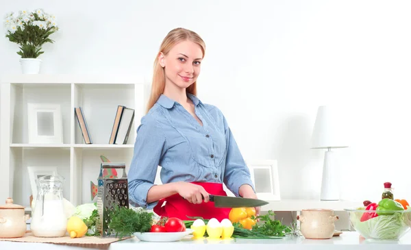Porträt einer Frau, die Gemüse kocht — Stockfoto