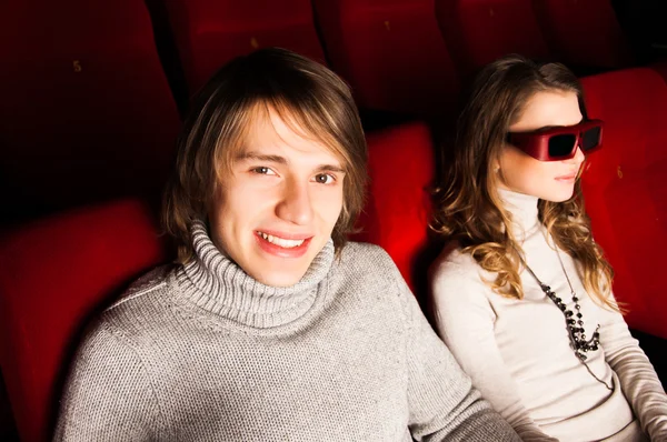 Jong paar in de bioscoop — Stockfoto