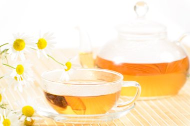 Bitkisel papatya çayı ile çay fincanı