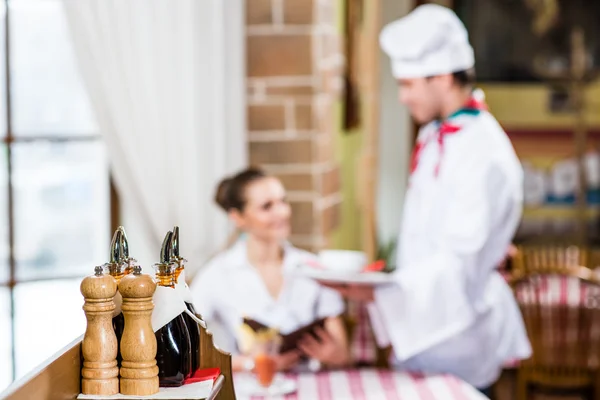 Staan met zout en peper — Stockfoto