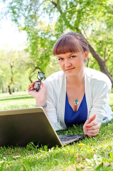 Retrato de una mujer con un portátil — Foto de Stock