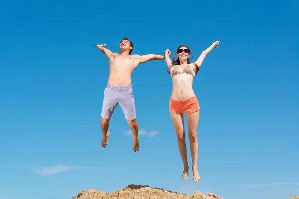 Couple jumping together — Stock Photo, Image