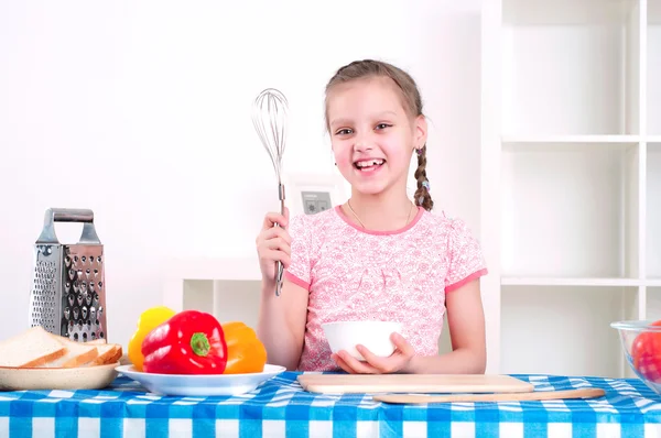 Chica trabajando en la cocina — Foto de Stock