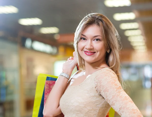 Ritratto di una bella donna in un centro commerciale — Foto Stock