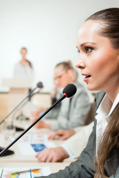 Geschäftsleute sprechen auf der Konferenz — Stockfoto