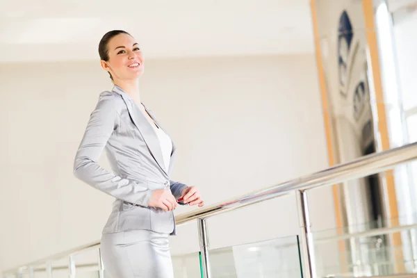 Mulher de negócios em pé no lobby do escritório — Fotografia de Stock