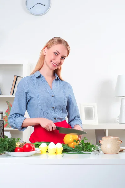 Portréja egy nő főzés a zöldségek — Stock Fotó