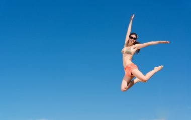 Genç Kadın Zıplıyor