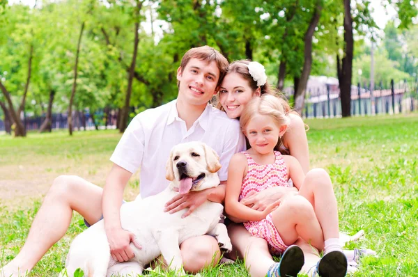 Felice giovane famiglia con Labrador — Foto Stock