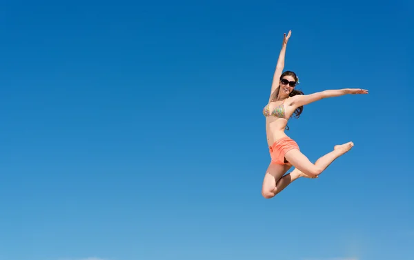Jeune femme sautant — Photo