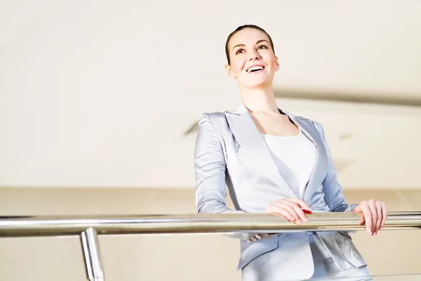 Business woman standing in the lobby of the office — Stock Photo, Image