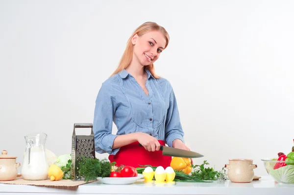 Portrait d'une femme cuisinant des légumes — Photo