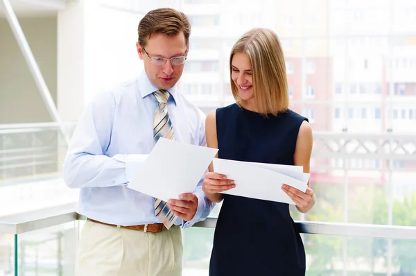 Business man and business woman in the office — Stock Photo, Image