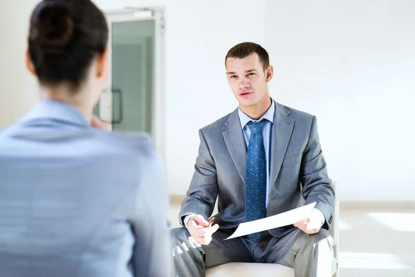 Homme d'affaires parlant à une femme pour un emploi Images De Stock Libres De Droits