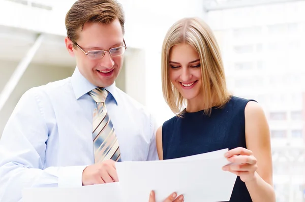 Business man and business woman in the office — Stock Photo, Image