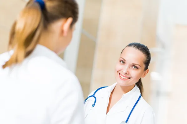 Two doctors talking in the lobby of the hospital — Stock Photo, Image