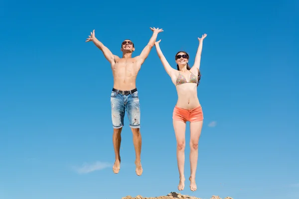 Young couple jumping together — Stock Photo, Image