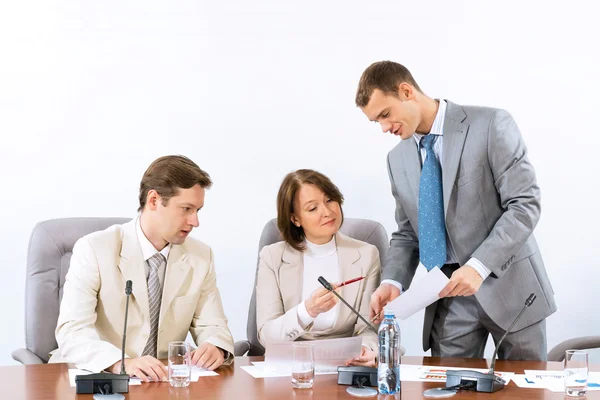 Grupp av företag diskuterar dokument — Stockfoto