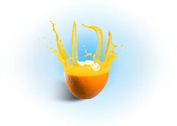 Frischer Orangensaft mit einem Spritzer — Stockfoto