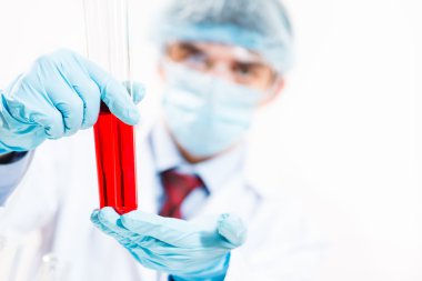 Laboratuvarda çalışan bilim adamı.