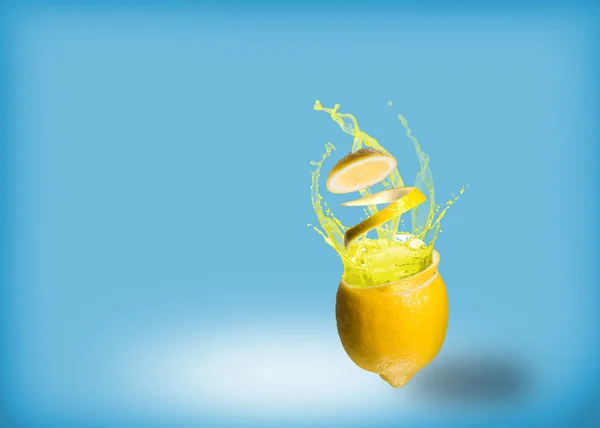 Limón y un chorrito de jugo —  Fotos de Stock