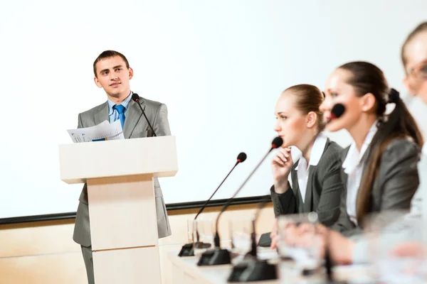 Empresarios se comunican en la conferencia — Foto de Stock