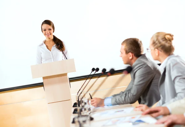 Empresarios se comunican en la conferencia —  Fotos de Stock