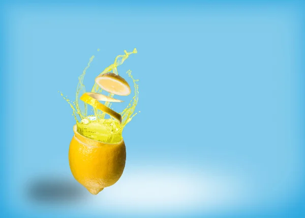 Limão e uma pitada de suco — Fotografia de Stock
