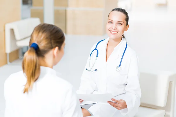 Two doctors talking in the lobby — Stock Photo, Image