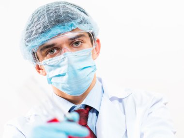 Laboratuvarda çalışan bilim adamı.