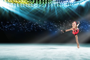 Genç patenciler, buz pateni gösterisi performansını