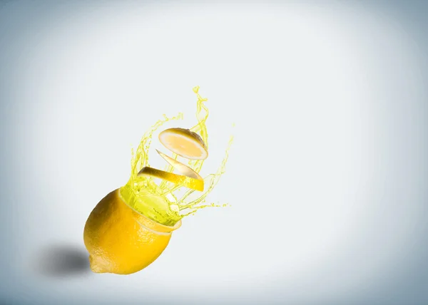 柠檬和飞溅的果汁 — 图库照片
