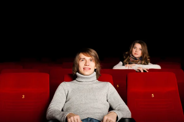 年轻的男人和女人在电影院 — 图库照片