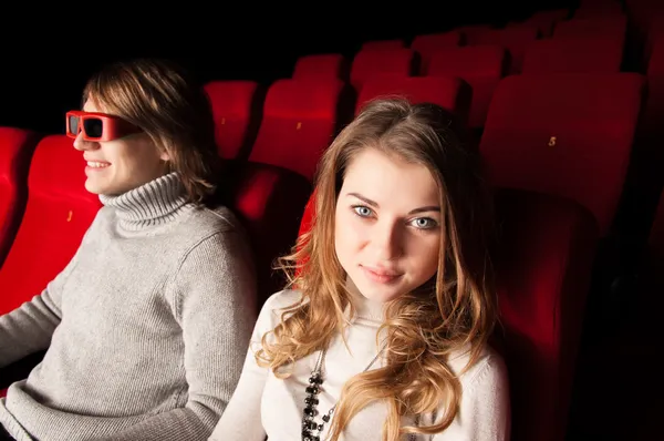 Jeune couple au cinéma — Photo