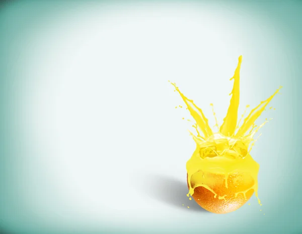 Färsk apelsinjuice med ett stänk — Stockfoto
