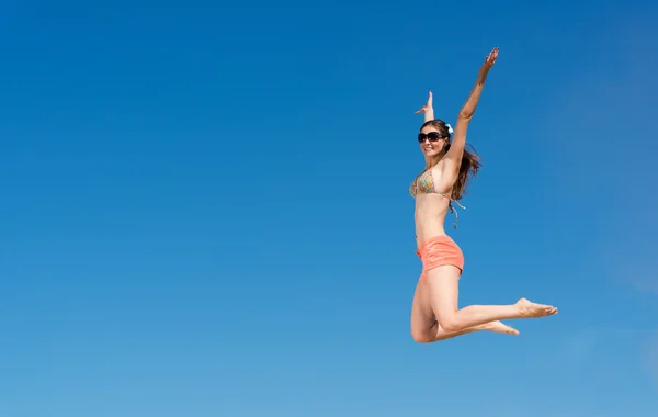 Jonge vrouw springt — Stockfoto