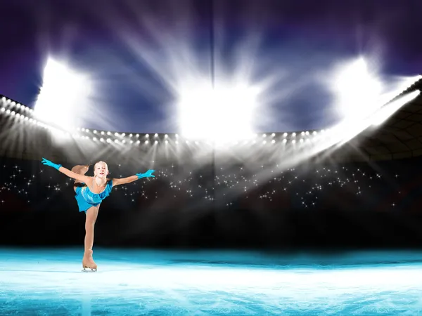 Rendimiento de los patinadores jóvenes, espectáculo de hielo — Foto de Stock