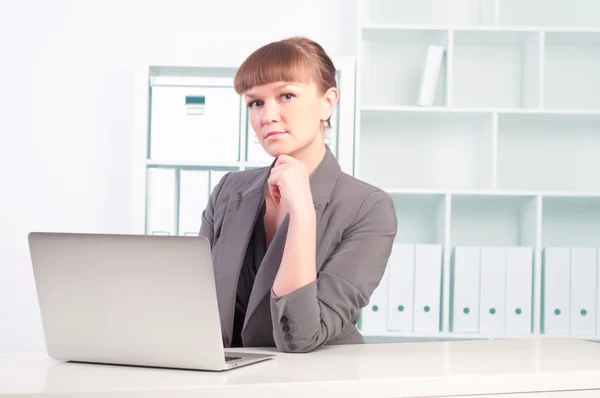 Vrouw werkt in het kantoor — Stockfoto