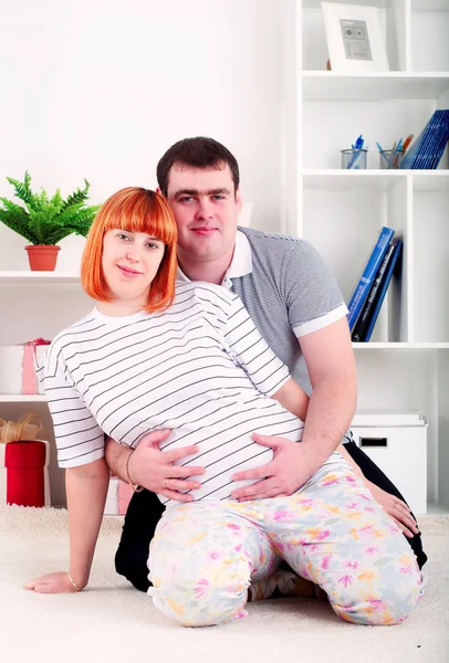 怀孕的妻子和丈夫的肖像 — 图库照片