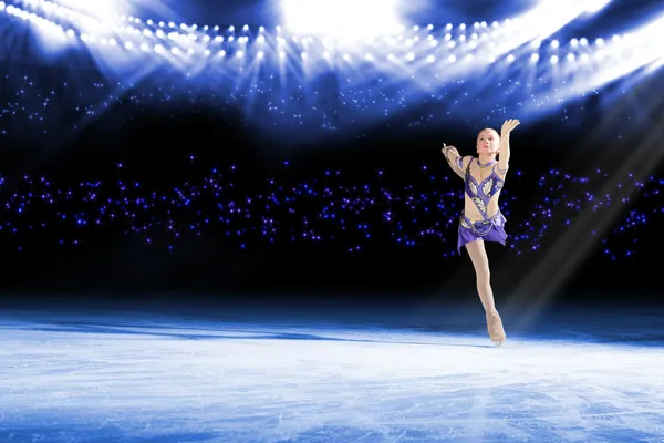 Rendimiento de los patinadores jóvenes, espectáculo de hielo —  Fotos de Stock