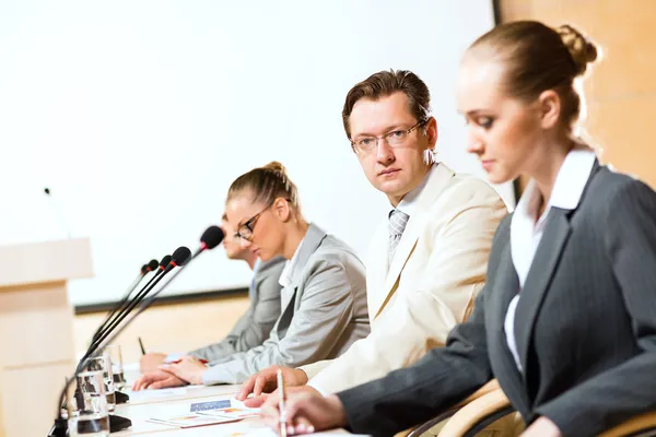 Empresários se comunicam na conferência — Fotografia de Stock