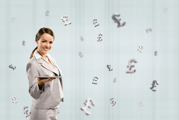 Mujer de negocios sosteniendo una tableta y sonrisa — Foto de Stock