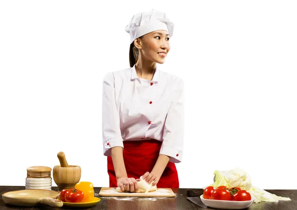Asiático chef feminino cozinhar massa de pizza — Fotografia de Stock