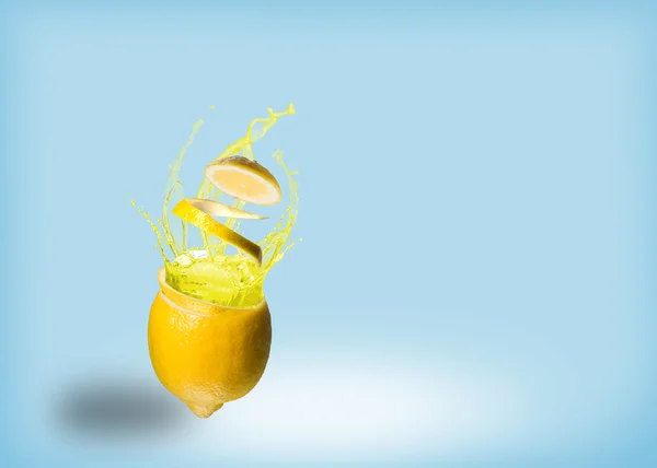 Lemon and a splash of juice — Stock Photo, Image