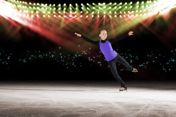 Rendimiento de los patinadores jóvenes, espectáculo de hielo — Foto de Stock