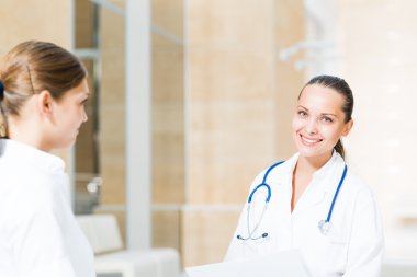 iki doktor lobide konuşuyor