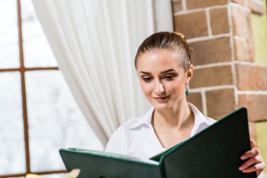 restoranda güzel bir Bayan portresi