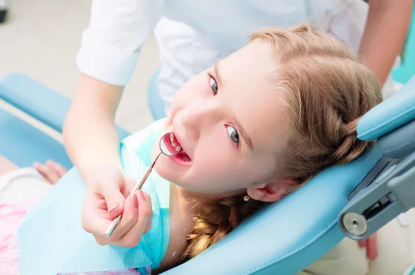 Meisje bezoekende tandartsen, bezoek aan de tandarts — Stockfoto